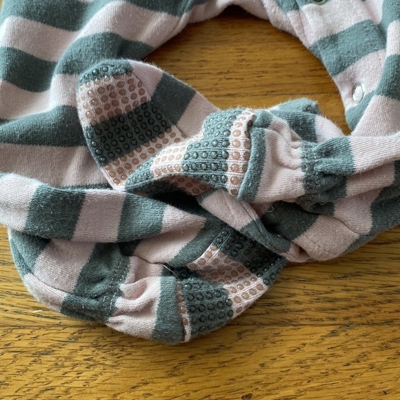 Baby Girl Bundle of Onesies and Pajamas Size 12 months - Picture 7 of 15